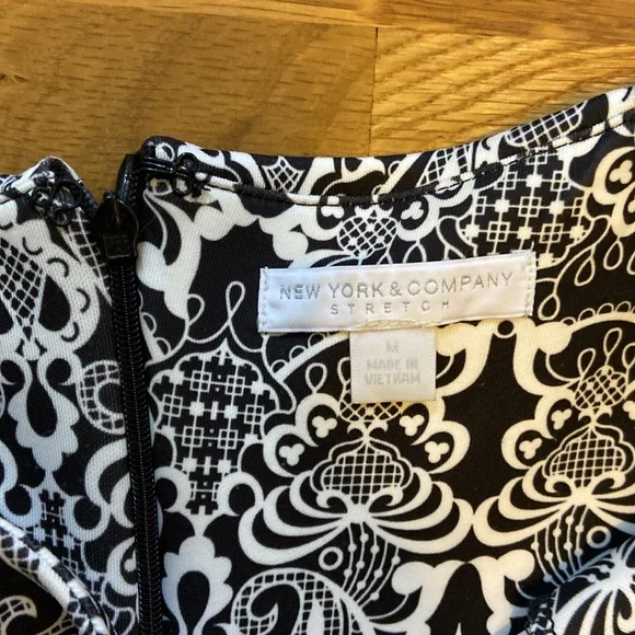 New York & company black white sleeveless stretchy knee length sheath dress - Picture 3 of 3